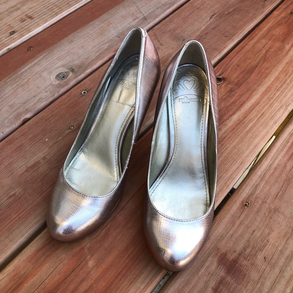 Fergalicious • Utopia Gold Pump 3.5 inch Heels - Picture 3 of 8